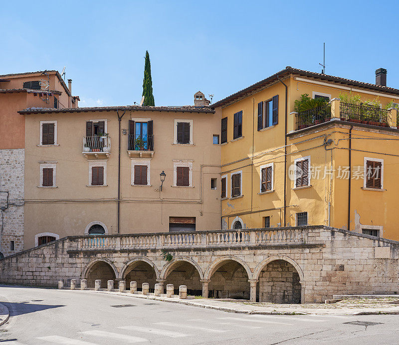 他带着洗碗帽，Ascoli Piceno Marche，意大利